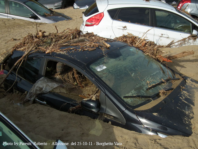 Automobili sommerse dal fango